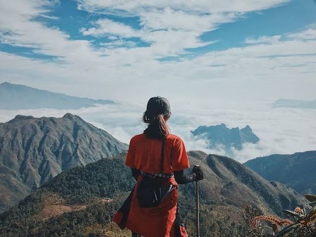 TREKKING & HIKING